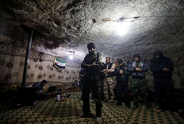Бойцы Армии освобождения Сирии во время молитвы в пещере Джебель-аль-Завейя