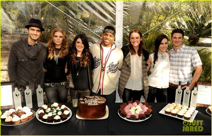 annalynne-mccord-shenae-grimes-90210-wrap-party-03 (700x450, 126Kb)