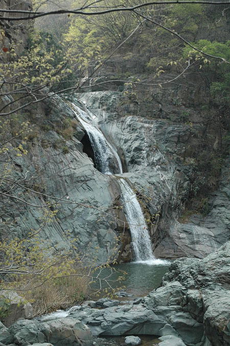 prirodnaja-anomalija-vodopada-v-kitajskoj-provincii-shjensi (450x676, 132Kb)