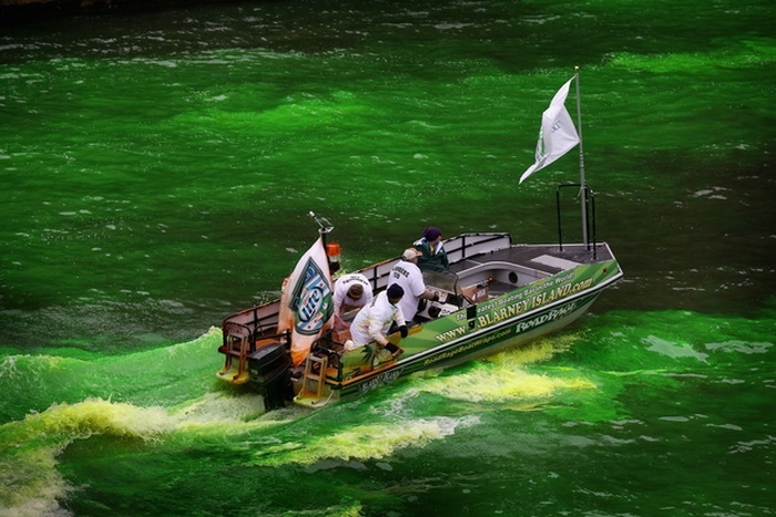 st-patricks-day-chicago-river-2 (700x467, 135Kb)