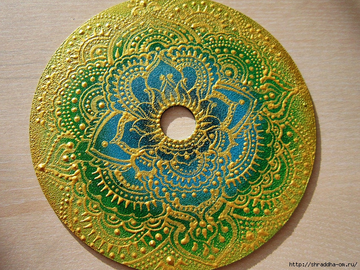 Золотое на зеленом, мандала на CD, автор Shraddha, 9 (700x525, 483Kb)