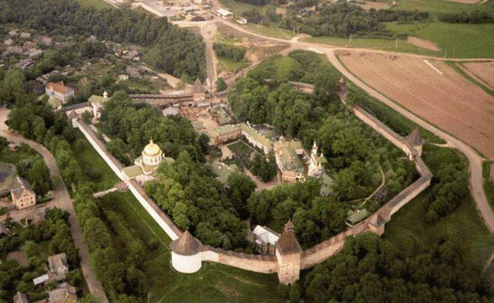 12 Псково-Печерский монастырь с птичьего полета (700x429, 113Kb)