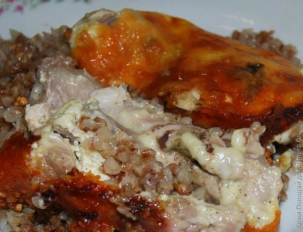 Запеченная курица с гречкой и луком в духовке