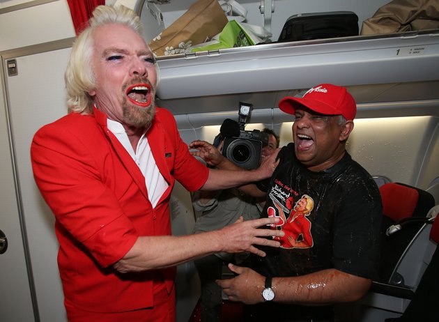 stewardess-richard-branson-serves-passengers-20130511-175204-850 (630x462, 55Kb)