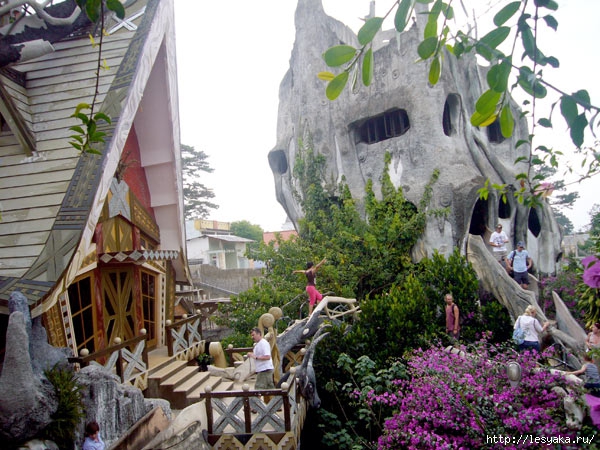 Crazy-House-in-Dalat-a-view-from-the-balcony (600x450, 239Kb)