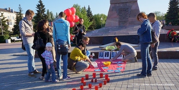 ЛГБТ-акция у Вечного огня в Тольятти