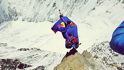 Российский альпинист прыгнул с Эвереста