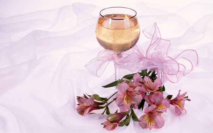 Натюрморт цветок и бокал для моих друзей glass-champagne-wallpapers_8180_1920x1200 (700x437, 82Kb)