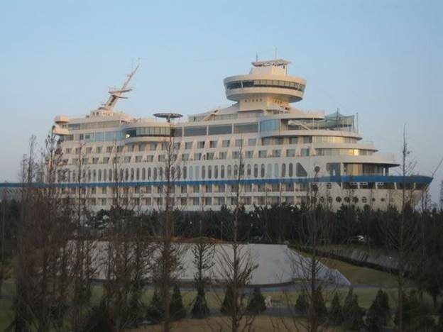 Sun Cruise. Отель в виде корабля на скале в Южной Корее Sun Cruise. Отель в виде корабля на скале в Южной Корее