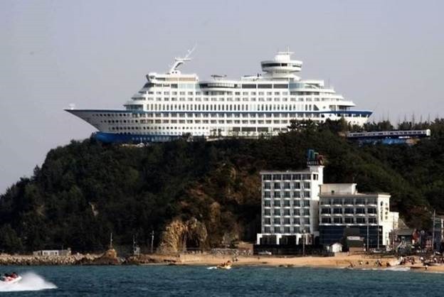 Sun Cruise. Отель в виде корабля на скале в Южной Корее Sun Cruise. Отель в виде корабля на скале в Южной Корее