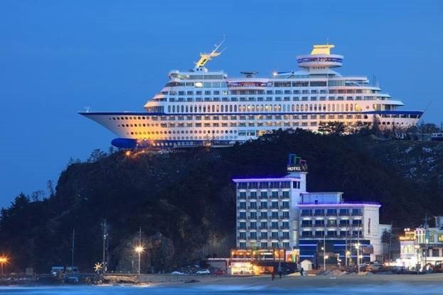 Sun Cruise. Отель в виде корабля на скале в Южной Корее Sun Cruise. Отель в виде корабля на скале в Южной Корее