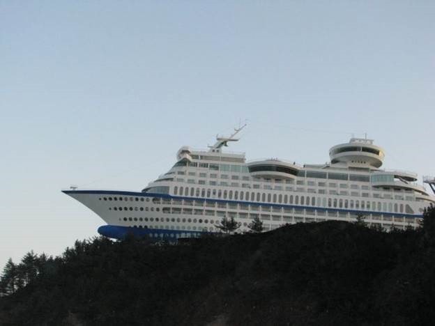 Sun Cruise. Отель в виде корабля на скале в Южной Корее Sun Cruise. Отель в виде корабля на скале в Южной Корее