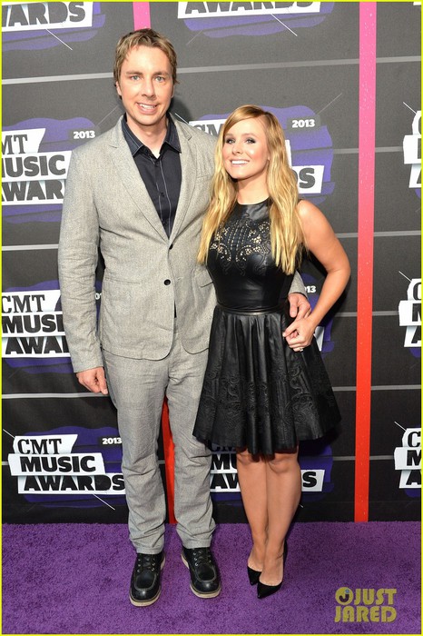 kristen-bell-cmt-music-awards-2013-with-dax-shepard-03 (466x700, 111Kb)