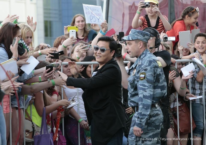 Тысячи людей станцевали Gangnam Style в честь приезда Psy в Москву
