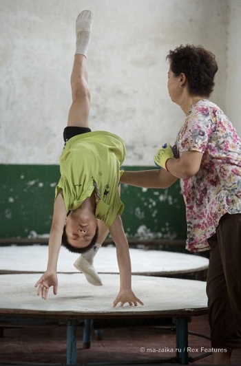 Китайские акробаты (Chinese acrobats)