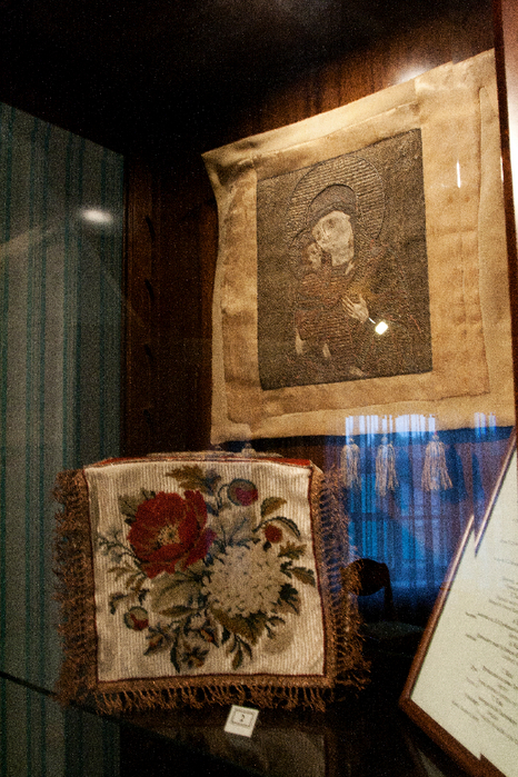 икона вышитая Трубецкой и покрывало-салфетка (466x700, 490Kb)