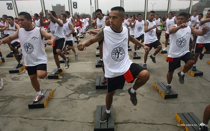 Тренировка заключённых тюрьмы Луриганчо в Лиме