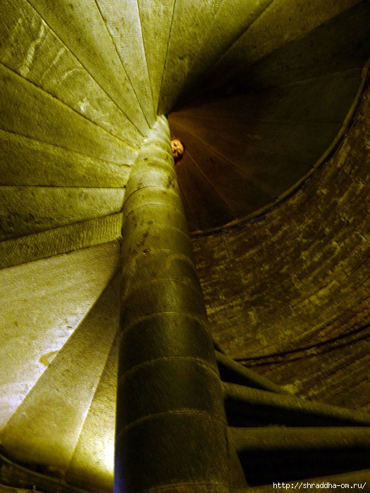Шрада на лестнице на колоннаду Исакия (525x700, 297Kb)