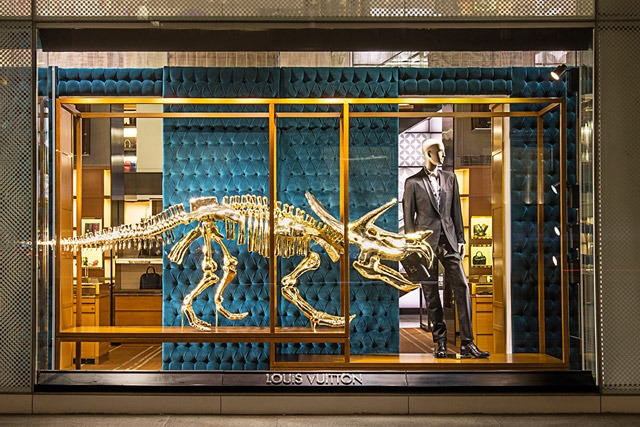 скелеты динозавров в витринах Louis Vuitton 1 (640x427, 267Kb)