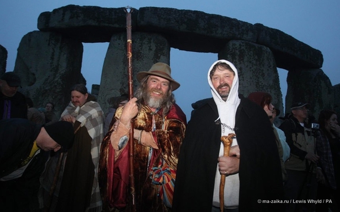 Летнее солнцестояние: толпы у Стоунхенджа (Summer solstice: crowds in Stonehenge)