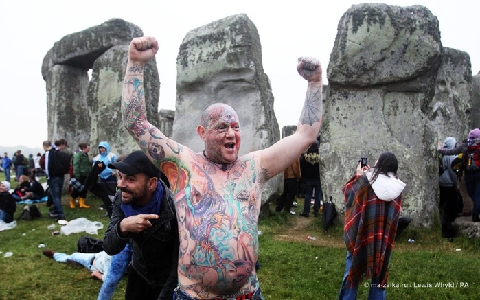 Летнее солнцестояние: толпы у Стоунхенджа (Summer solstice: crowds in Stonehenge)