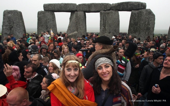 Летнее солнцестояние: толпы у Стоунхенджа (Summer solstice: crowds in Stonehenge)