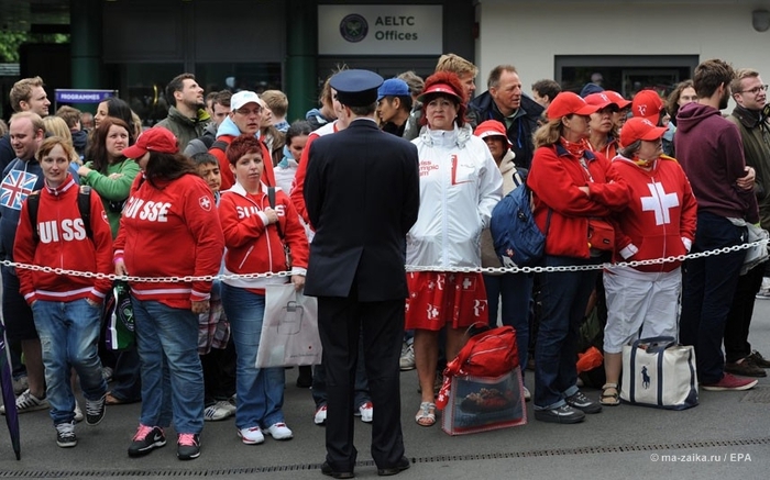 Толпы людей у корта в первый день Уимблдона 2013