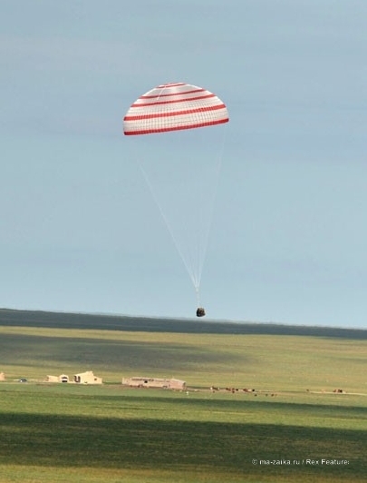 Космонавты вернулись на землю (Spacemen return to earth)