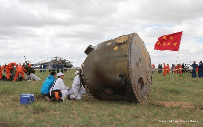 Космонавты вернулись на землю (Spacemen return to earth)