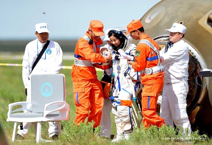 Космонавты вернулись на землю (Spacemen return to earth)