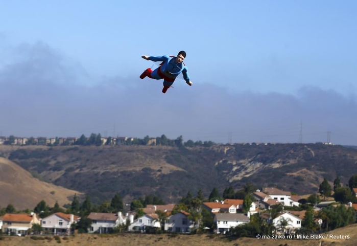 В небе над Калифорнией замечен Супермен