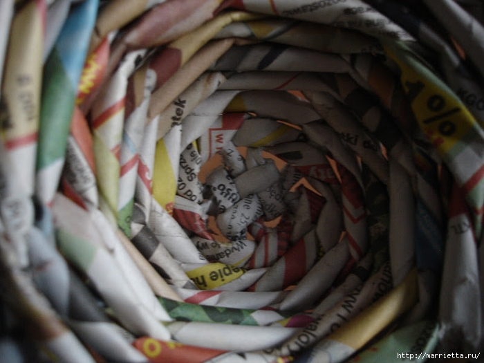 Плетение из газет. Подробный фото мастер-класс по плетению корзинки ЯБЛОЧКА (54) (700x525, 240Kb)