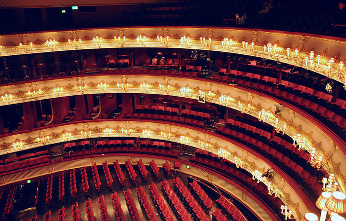 800px-ROH_auditorium_003 (700x448, 128Kb)