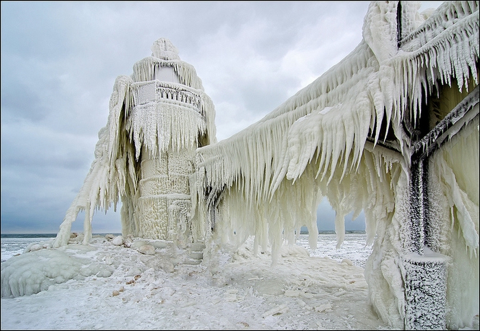 Замерзшие пирс и маяки на озере Мичиган