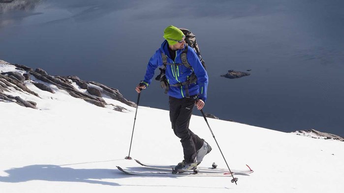 3578968_manwalkingBoNFredrikSchenholm1400x787 (700x393, 38Kb)