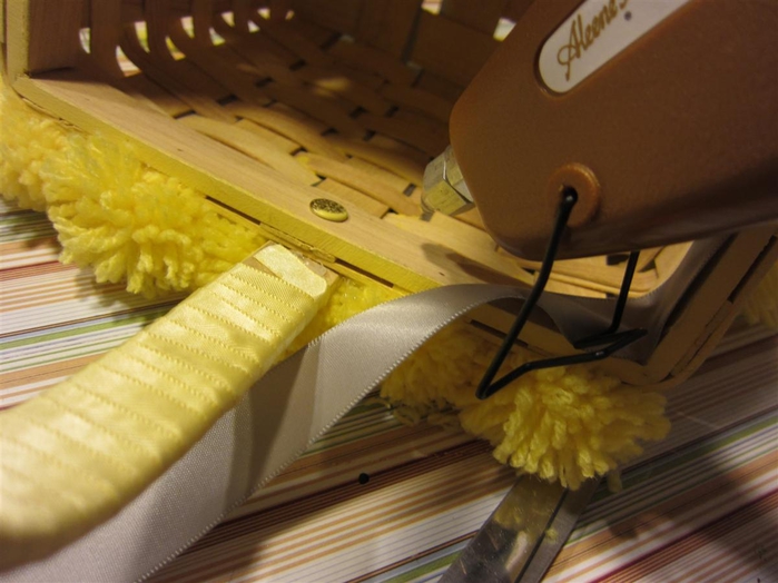 Декорирование плетеной корзинки помпонами и лентами. Мастер-класс (16) (700x524, 226Kb)