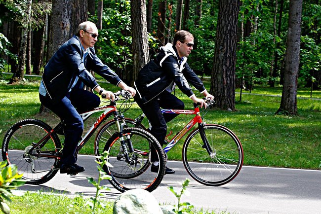 велосипеды - путин и медведев (650x434, 117Kb)