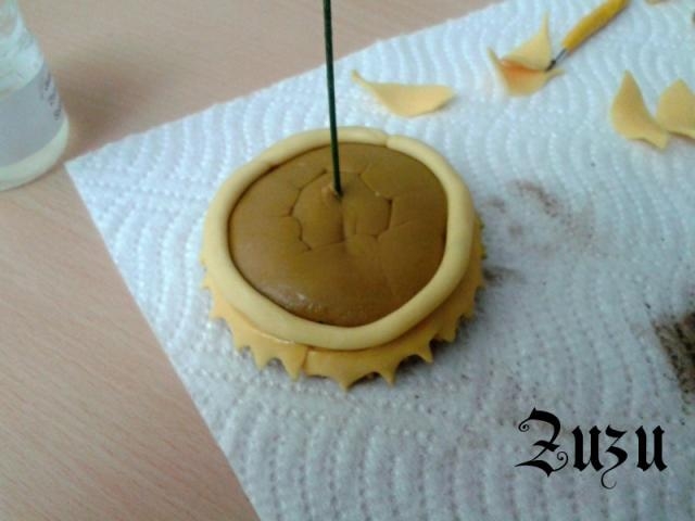 Подсолнух из сахарной мастики для украшения 3D торта (14) (640x480, 110Kb)