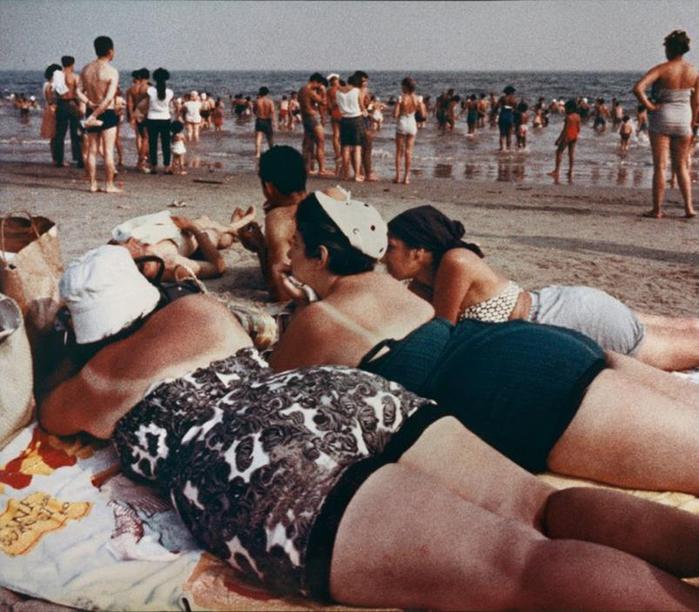 Фотографии людей на пляжах Кони Айленда в 1960 х годах