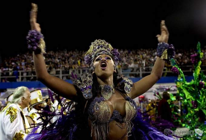 1360758202_1360614386_crowds_go_wild_on_the_streets_of_rio_02404_037 (680x460, 226Kb)
