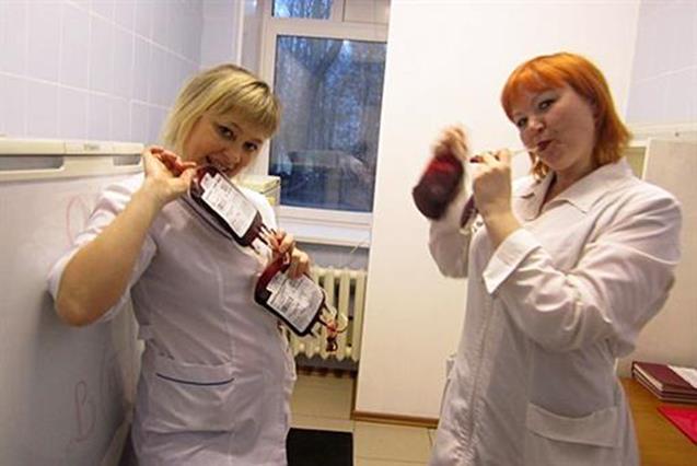 Медсестра опубликовала фото пьяной вечеринки в процедурном кабинете