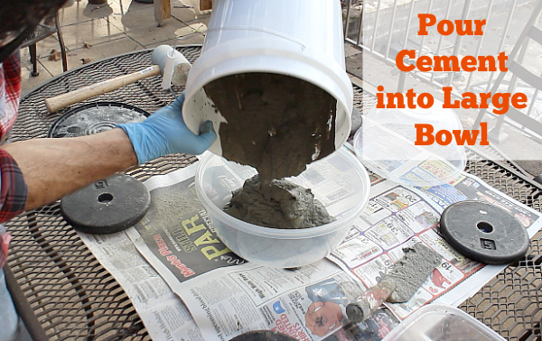 Pour-Cement-into-Bowl (600x378, 351Kb)
