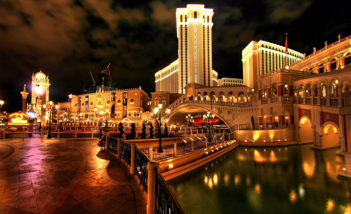 Cities_City_of_Las_Vegas_in_the_bright_lights_050556_ (700x427, 399Kb)