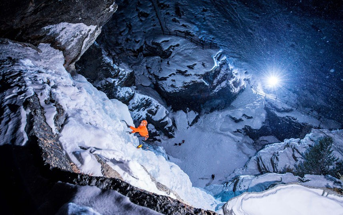 Альпинист Jeff Mercier пролез по замерзшему водопаду