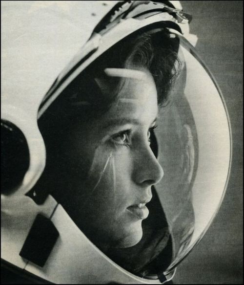 1966825_FemaleAstronaut (500x583, 43Kb)
