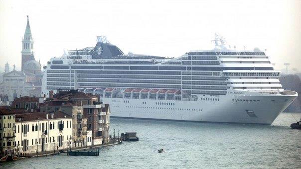 Круизный лайнер MSC Magnifica длиной 293 метра заходит в порт Венеции (604x339, 35Kb)