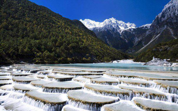 Соляные террасы на реке Baishui по пути к Снежной Горе Нефритового Дракона, Лицзян, Китай (604x377, 58Kb)
