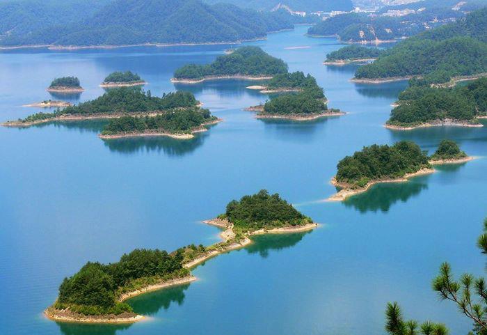 Цяньдаоху (Qiandao), или Озеро тысячи островов. Китай. Это рукотворное природное чудо с 1078 островами образовалось после строительства гидроэлектростанции в провинции Чжэцзян (700x481, 47Kb)