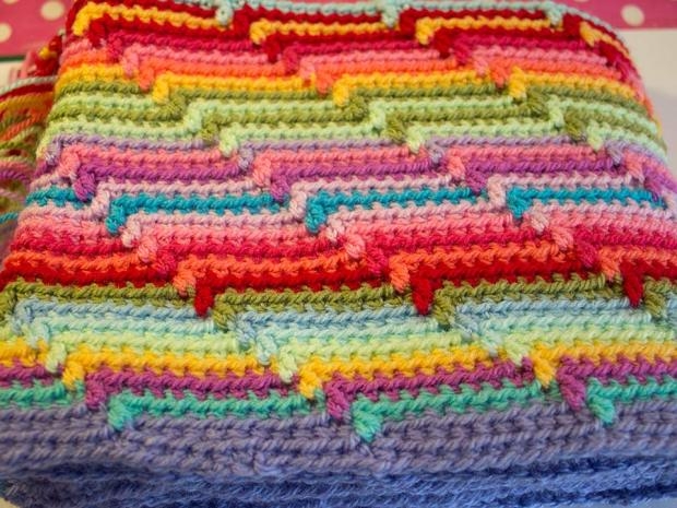 Полосатое вязаное одеяло крючком