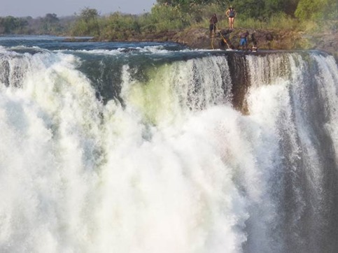 Фотографии Купели Дьявола на водопаде Виктория в Африке